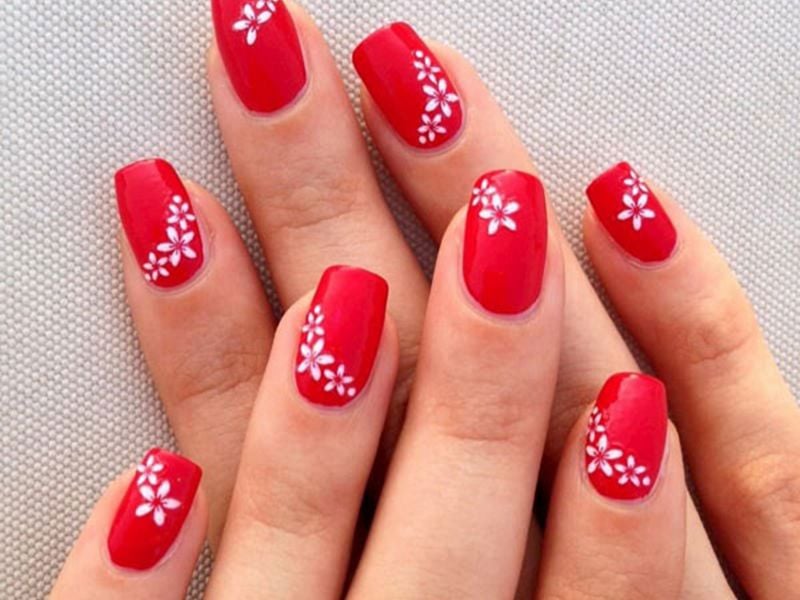 Mẫu nail đỏ họa tiết hoa