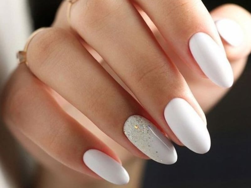 Mẫu nail màu trắng tinh khôi