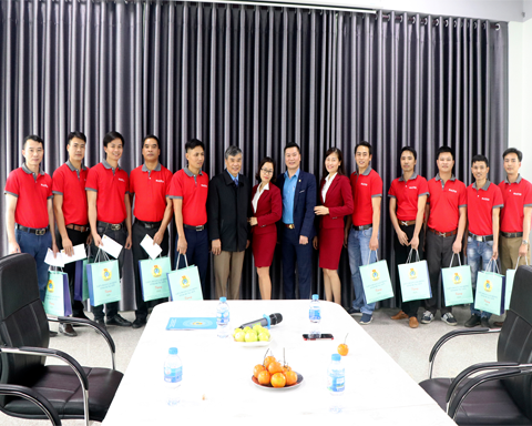 LĐLĐ huyện Văn Giang và LĐLĐ tỉnh Hưng yên thăm và tặng quà đoàn viên công đoàn tiêu biểu của Công ty Điện tử Việt Nhật dịp cuối năm