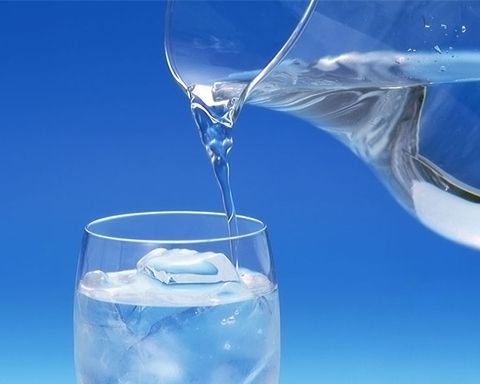 Có nên uống nước đun sôi để nguội không?
