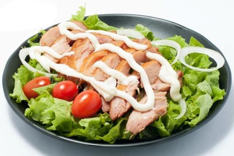 Salad gà hun khói Chicken Zozo