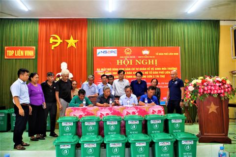 NS2PC phát tặng thùng rác cho các hộ tổ dân phố Liên Vinh