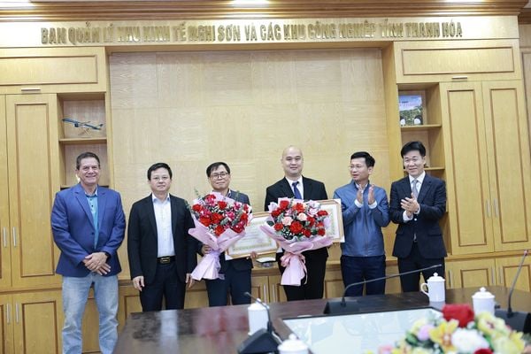 Chairman of Thanh Hoa Provincial People's Committee awarded a Certificate of Merit to NS2PC leaders