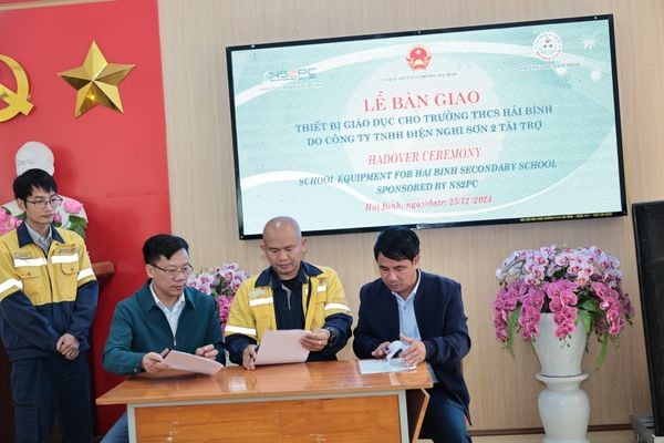 NS2PC donated educational equipment to Hai Binh Secondary School