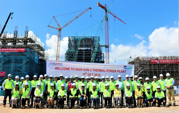 Bên cho vay thăm công trình xây dựng nhà máy