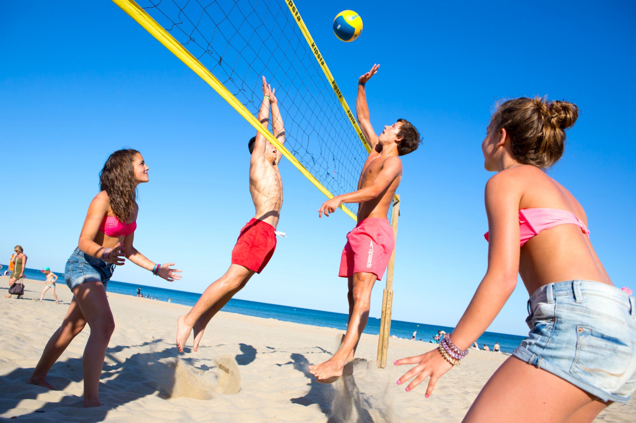 Bóng đá, bóng chuyền bãi biển và những môn thể thao ngoài trời mà bạn nên thử