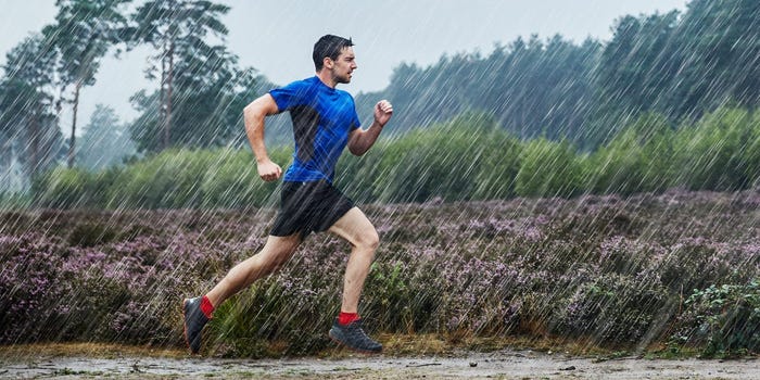 Trang phục chạy bộ vào mùa mưa: Nên chọn sao cho hợp lý?