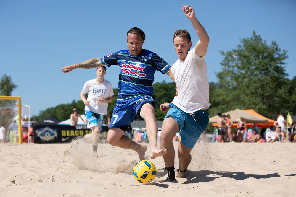 Cách tăng cường thể lực khi chơi bóng đá bãi biển giúp bạn thi đấu thăng hoa!