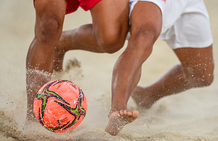 Đâu là chấn thương thường gặp nhất khi chơi bóng đá bãi biển?