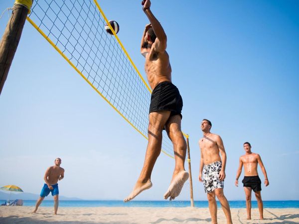chơi bóng chuyền bãi biển có phát triển chiều cao không
