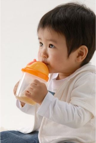 Nên hay không nên dùng bình tập uống cho bé?