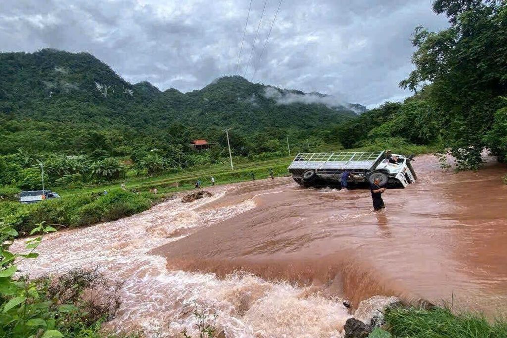 Mưa Lũ Lớn Ở Nghệ An: Sạt Lở Đất Gây Thiệt Hại Nặng Nề Về Nhà Cửa Và Đường Sá