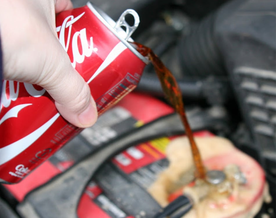 Vệ sinh cọc bình ắc quy bằng nước Coca-Cola, Pepsi
