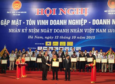 TrungThành được tôn vinh trong Hội nghị Tôn vinh doanh nghiệp, doanh nhân tỉnh Hà Nam 2015