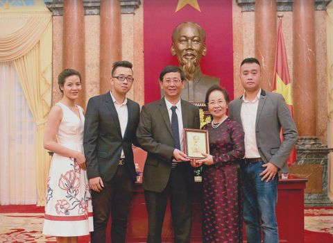 Chủ tịch – Tổng Giám đốc Phí Ngọc Chung cùng gia đình diện kiến Phó Chủ tịch nước Nguyễn Thị Doan
