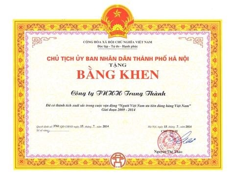Recipients of the award at the closing ceremony of Vietnamese people preferring Vietnamese products