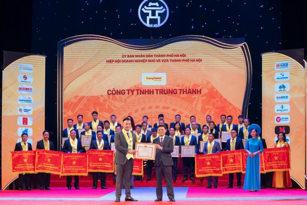 TrungThành Foods vinh dự nhận bằng khen tại Lễ tôn vinh doanh nhân doanh nghiệp Thăng Long 2023