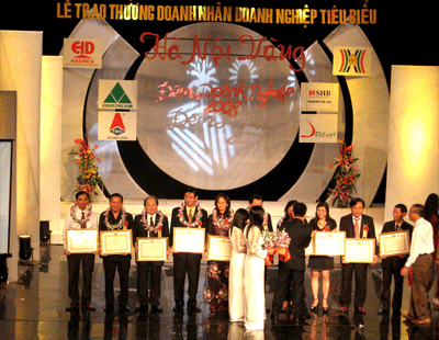 TrungThành nhận giải thưởng “Doanh nhân, doanh nghiệp tiêu biểu năm 2007”