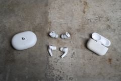 So sánh Beats Studio Buds và AirPods Pro