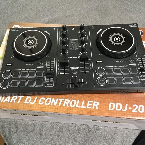 Pioneer DDJ-200: Sản phẩm DJ Controller dành cho người chơi mới vào nghề!