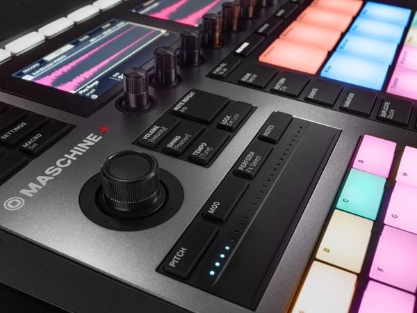 Maschine+: Hãy cùng sản xuất và trình diễn âm nhạc mà không cần máy tính!