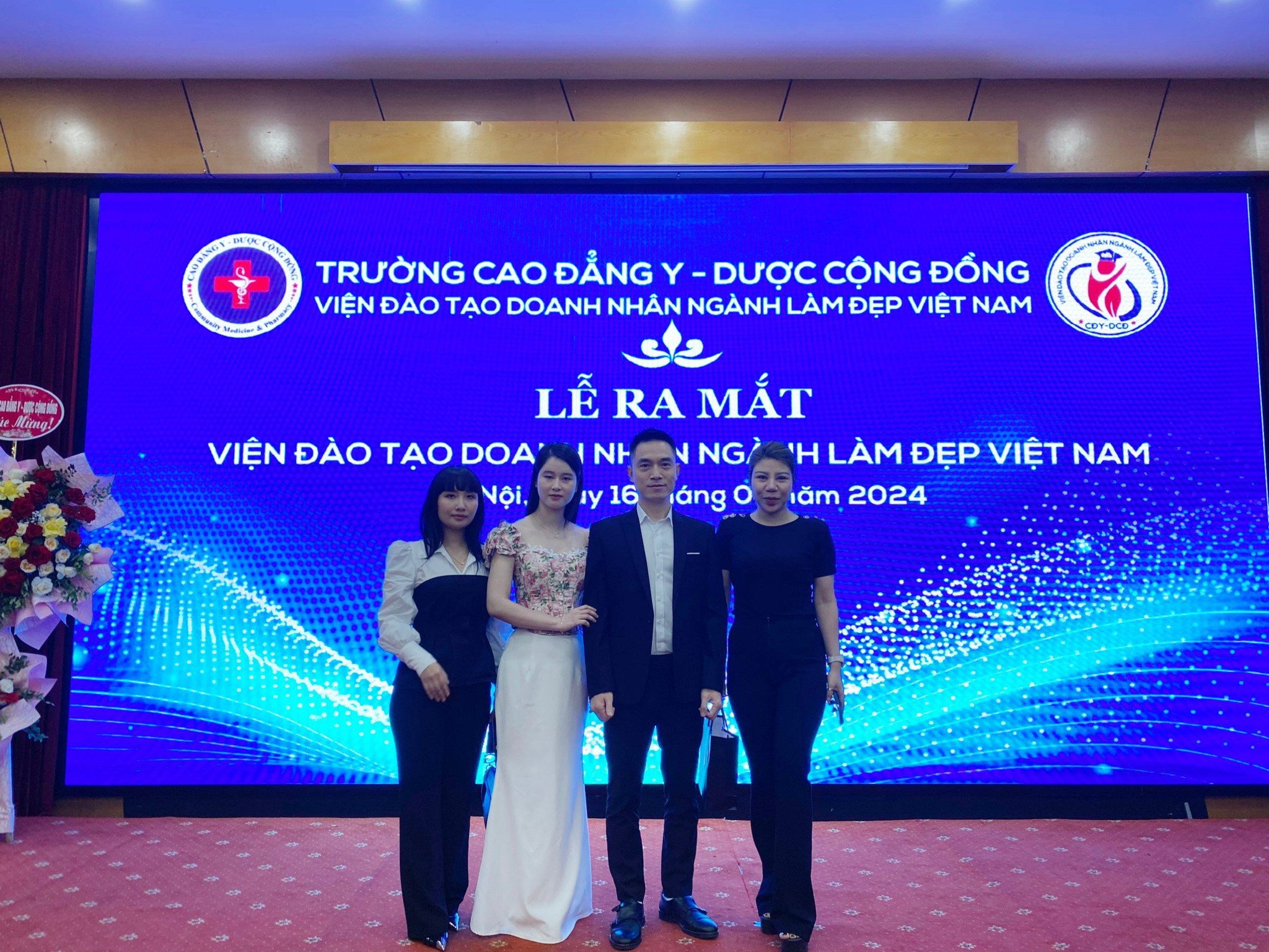 Viện trưởng Viện tạo hình thẩm mỹ không xâm lấn tham dự hội thảo tại Viện đào tạo Doanh Nhân Nghành Làm Đẹp Việt Nam