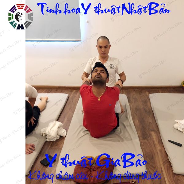 Điều trị đau lưng và hông trái cho hlv Yoga người Ấn.
