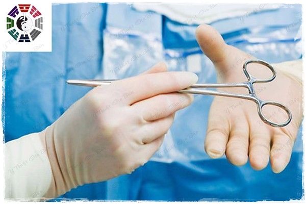 Điều trị bằng phẫu thuật thường được áp dụng với các trường hợp bị nặng, bị thời gian dài sau khi chữa trị không hiệu quả bằng các biện pháp không phẫu thuật