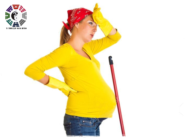 Phụ nữa đang mang thai bị đau lưng hông khi làm việc nhà