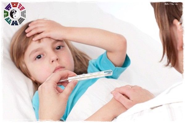 Trẻ bị sốt, mệt mỏi, đau nhức cơ toàn thân có thể là triệu chứng của bệnh viêm khớp