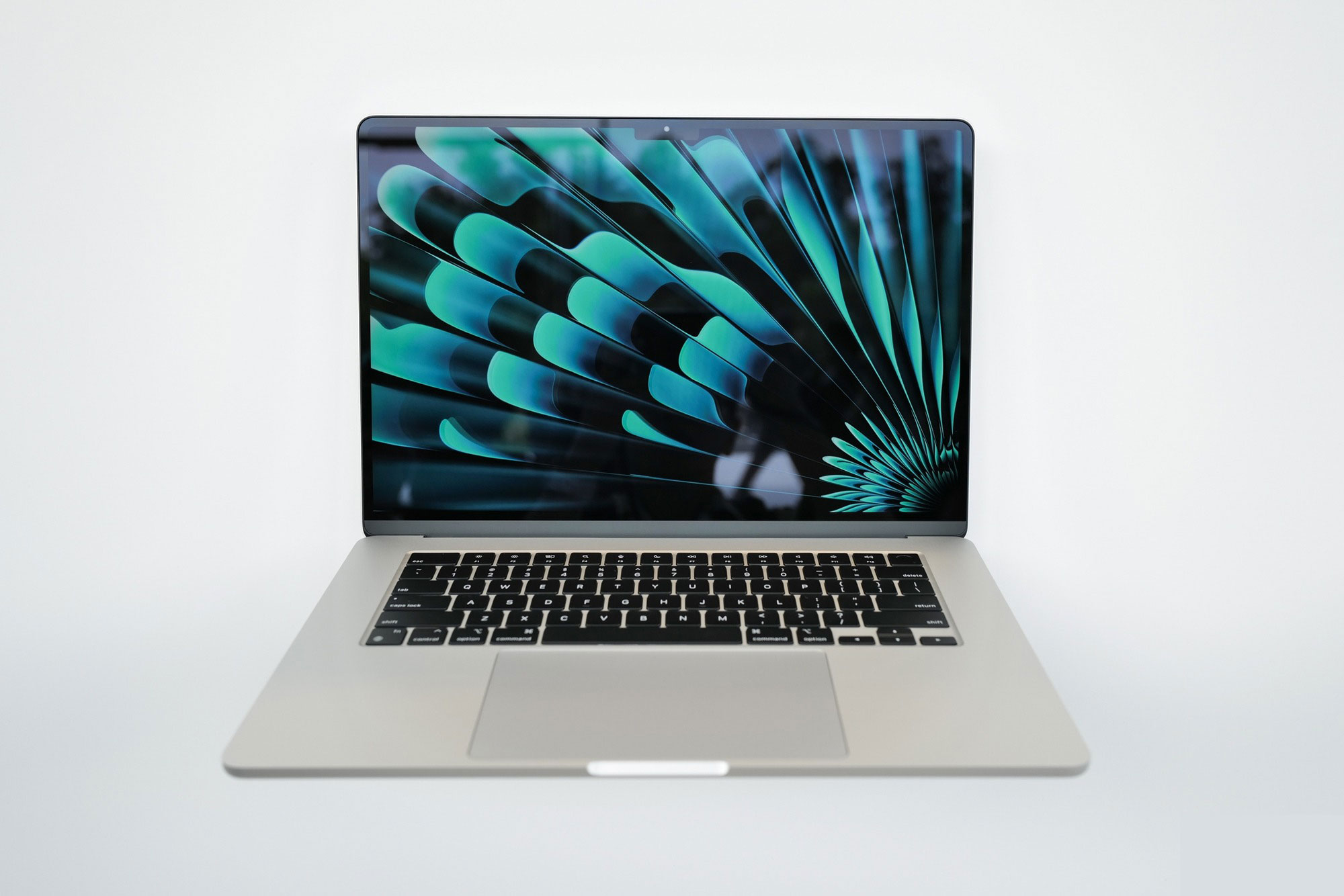 MacBook 15 inch mỏng nhẹ nhất của Apple, giá chính hãng chỉ 32,99 triệu đồng