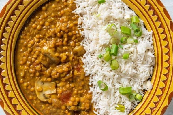 hạt đậu gà cà ri và cơm basmati