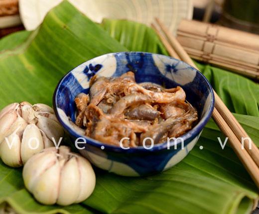 mắm cá linh hiệu bà giáo khỏe châu đốc