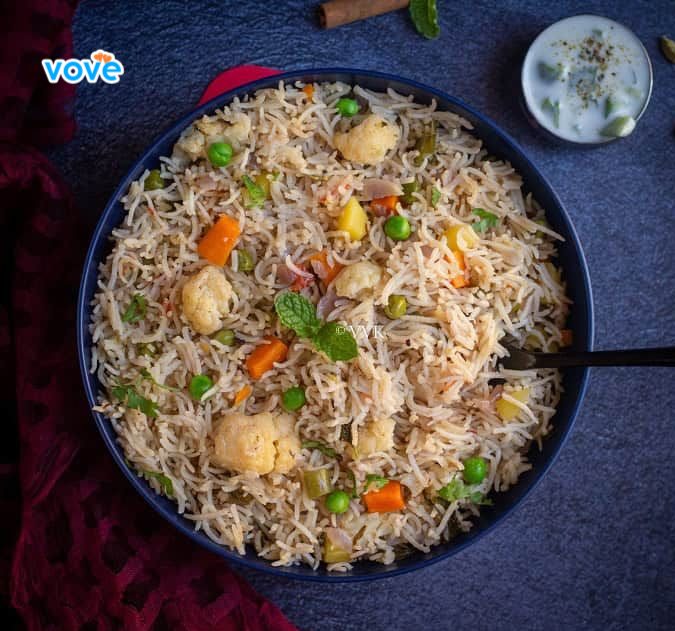 Cơm gạo Basmati nấu cùng hành tây, đinh hương, quế và các loại hạt như hạt điều, đậu xanh.