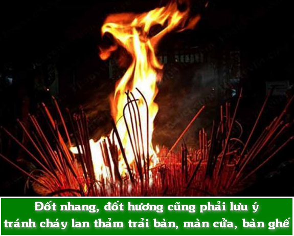 Đốt nhang, đốt hương cũng phải hết sức lưu ý để tránh cháy lan thảm trải bàn, rèm cửa, bàn ghế