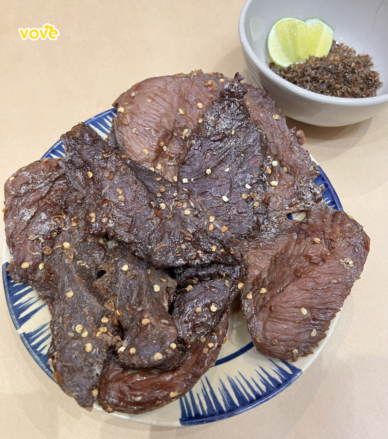 Chiên khô bò một nắng thơm giòn rụm nhưng bên trong ngọt