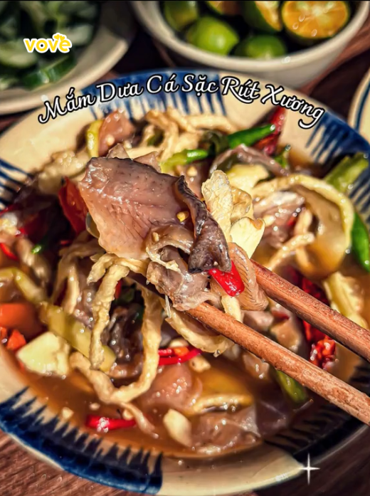 mắm cá sặc ăn sống cùng dưa mắm đậm đà hương vị