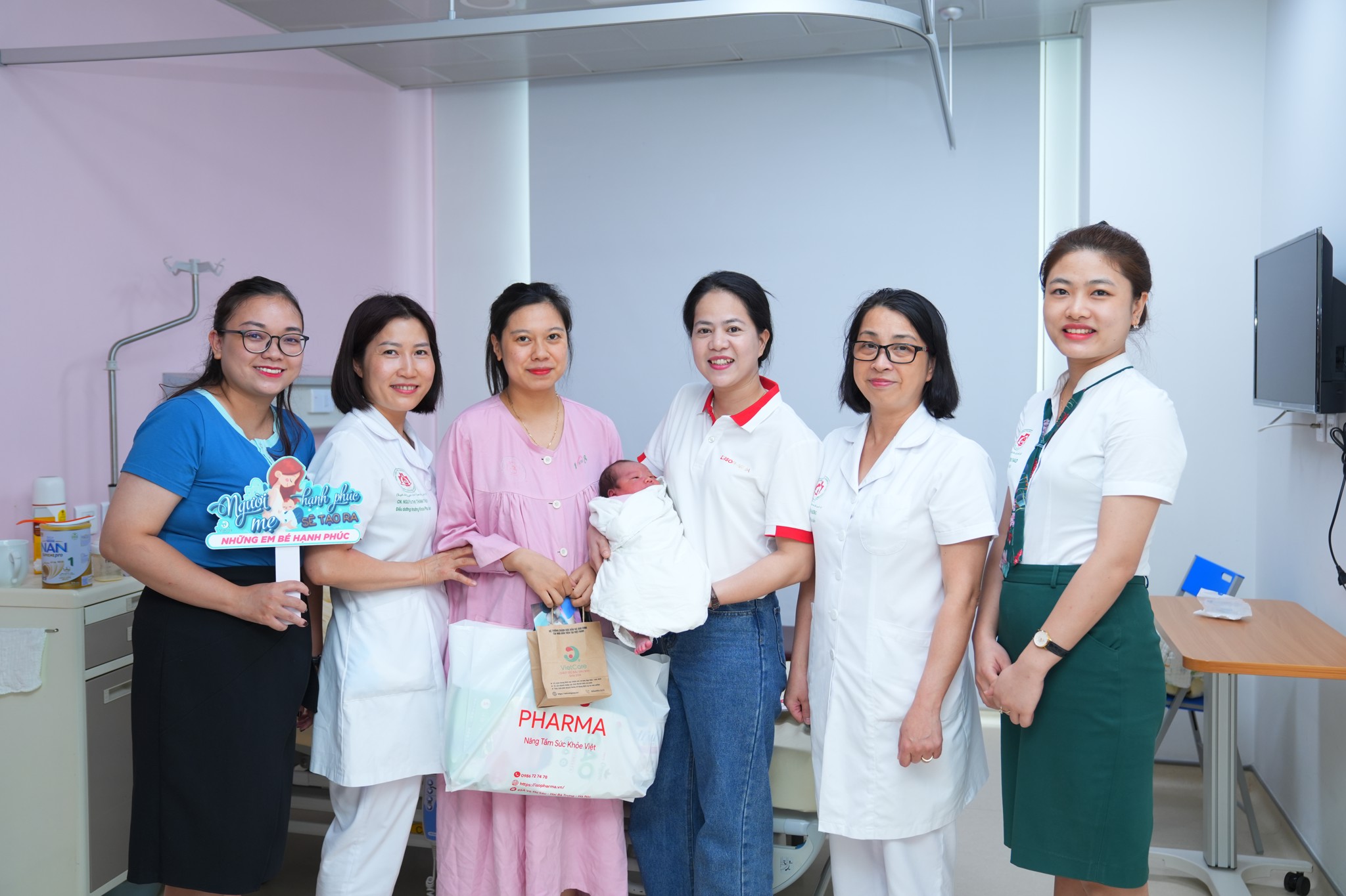 “YÊU THƯƠNG CHO EM” ISOPharma tặng quà 1/6 cho Mẹ và Bé tại Bệnh viện TW Quân đội 108