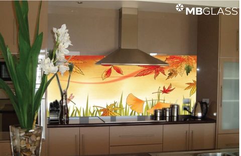 Không gian bếp rực rỡ sắc màu thiên nhiên với tường kính hoa văn