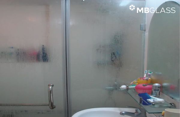 Kính nhà tắm dễ bị ố mốc do thường xuyên tiếp xúc với nước