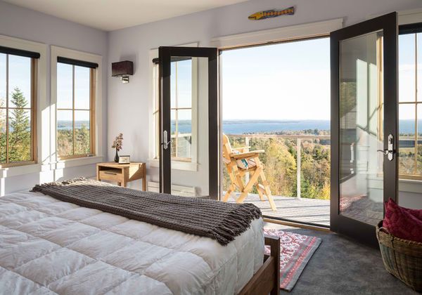 Phòng ngủ được thiết kế đẹp mắt với cửa kính