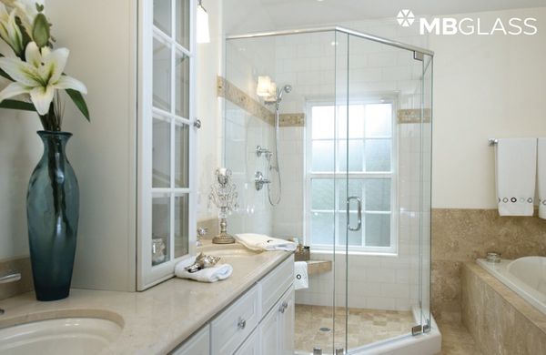 Vách tắm kính mang lại nét đẹp hiện đại cho ngôi nhà