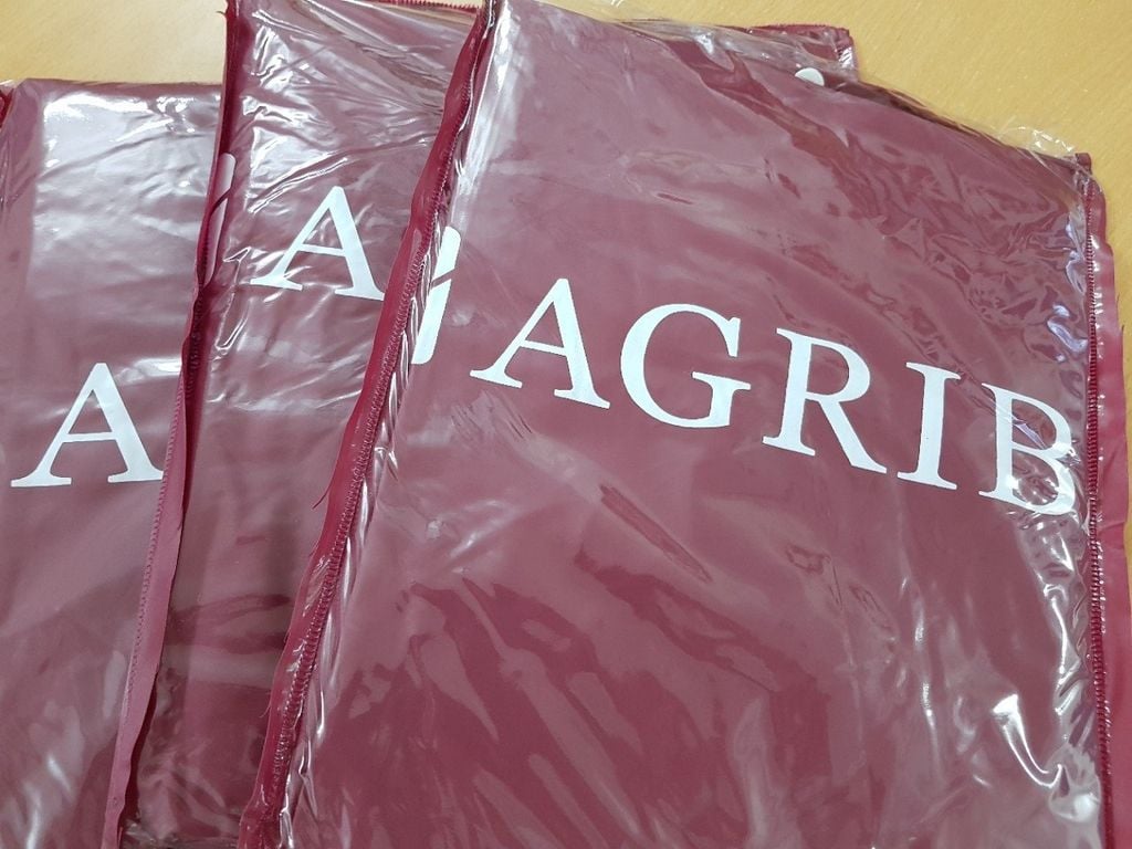 Logo thương hiệu Agribank được in rõ nét, nổi bật ở mặt trước và mặt sau áo mưa.