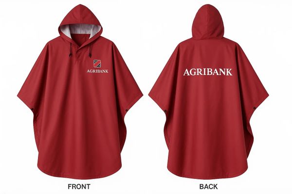 Áo mưa Agribank được in logo lớn nổi bật dòng chữ trắng