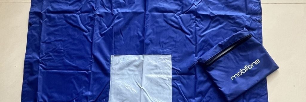 Chất lượng in ấn ảnh hưởng trực tiếp đến độ sắc nét và độ bền của hình ảnh logo trên áo mưa.