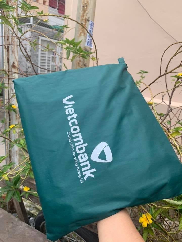 Chất liệu in áo mưa Vietcombank từ vải dù chống thấm