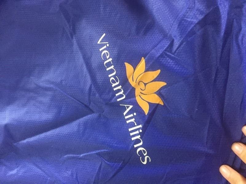 Mẫu áo mưa Vietnam Airline được in ấn sắc nét với chất liệu vải dù tổ ong