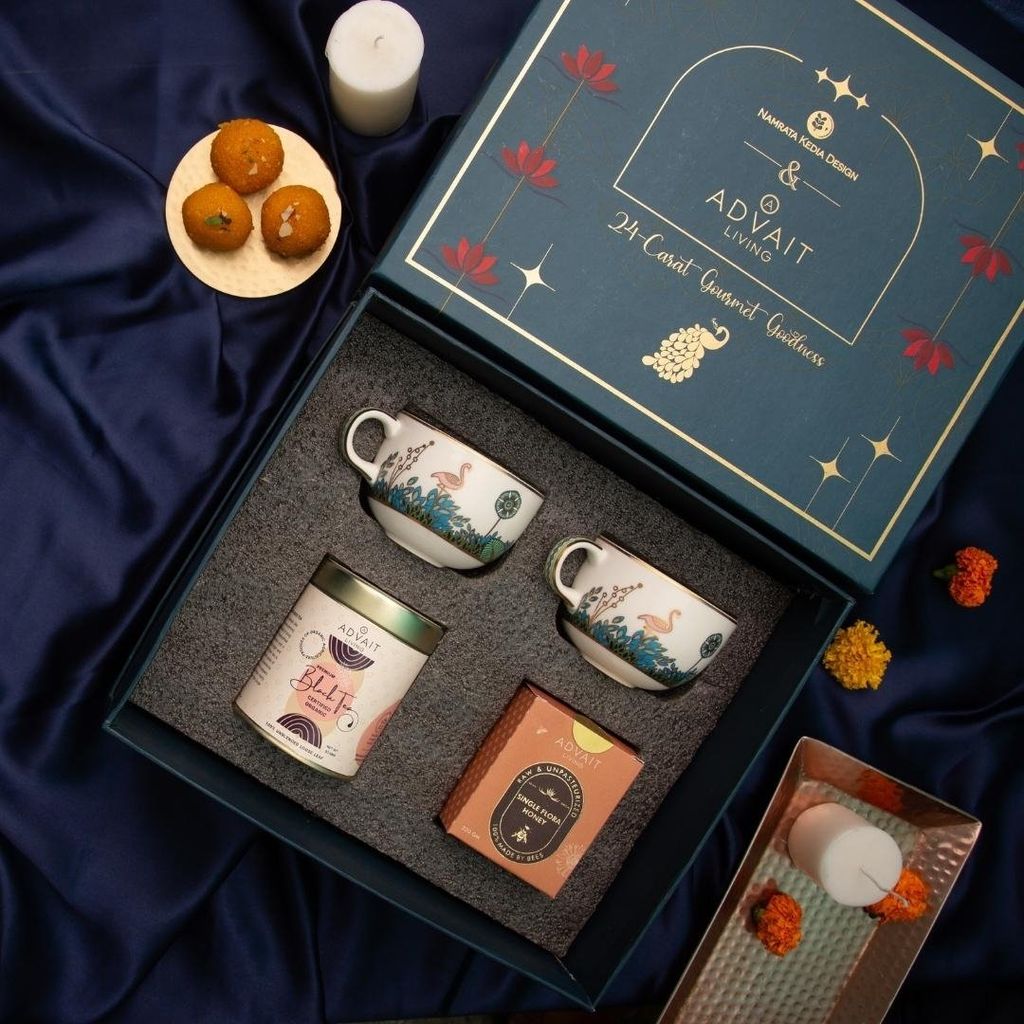 Thiết kế sang trọng của bộ quà tặng trà cao cấp kèm ấm chén gốm sứ