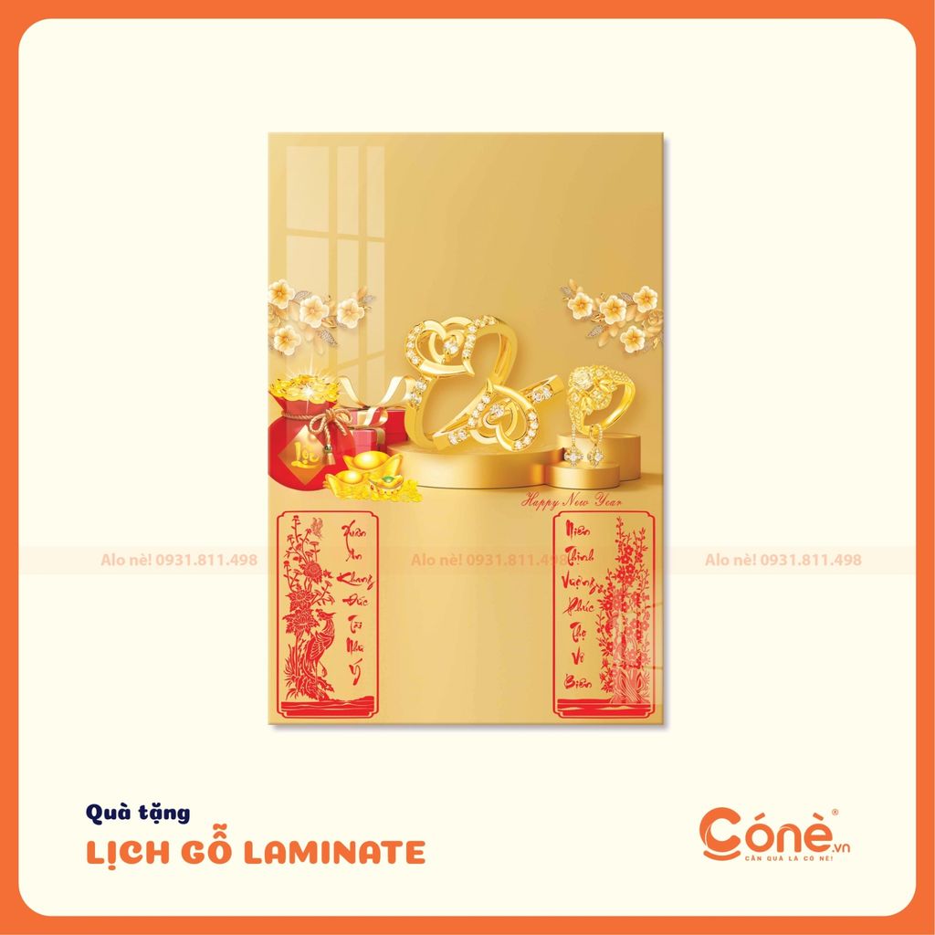 Mẫu lịch gỗ treo tường màu đỏ với họa tiết rồng bay mạnh mẽ