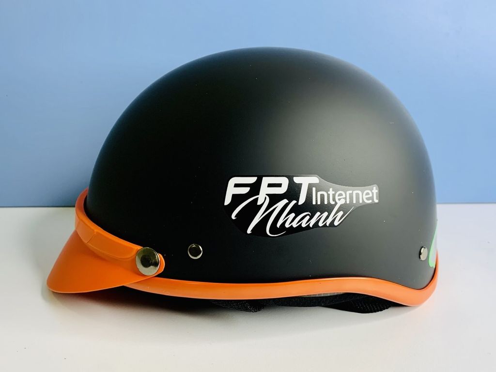 Logo mũ bảo hiểm FPT được in tại vị trí nổi bật